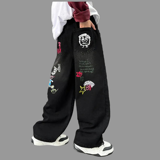 Boys Street Style Jeans. Svarta raka jeans med cartoon-tryck baktill