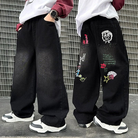Boys Street Style Jeans. Svarta raka jeans med cartoon-tryck baktill