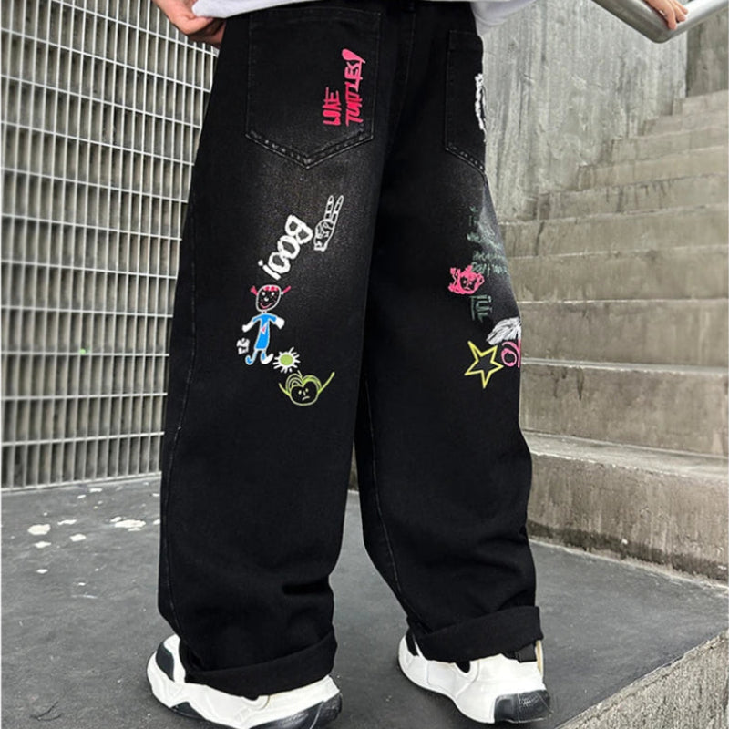 Boys Street Style Jeans. Svarta raka jeans med cartoon-tryck baktill