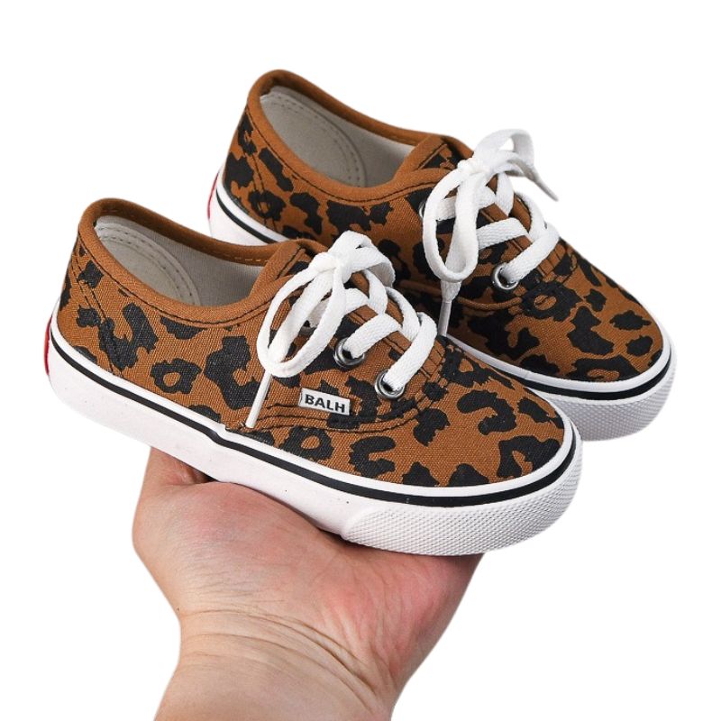 Vår sommar barn sneakers, gymnastikskor med olika färgkombinationer