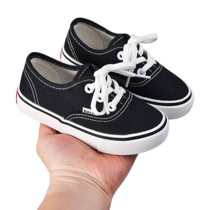Vår sommar barn sneakers, gymnastikskor med olika färgkombinationer