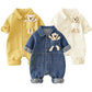 Denim baby jumpsuit med björnficka – söt unisex sparkdräkt i bomull för nyfödda och småbarn