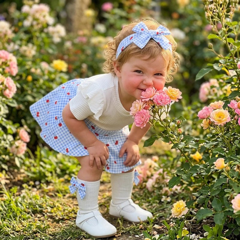 Ge garderoben en extra söt sommarkänsla med denna baby flicka romperklänning från Pudcoco.