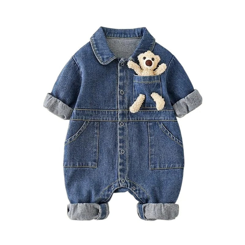 Denim baby jumpsuit med björnficka – söt unisex sparkdräkt i bomull för nyfödda och småbarn