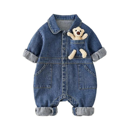 Denim baby jumpsuit med björnficka – söt unisex sparkdräkt i bomull för nyfödda och småbarn