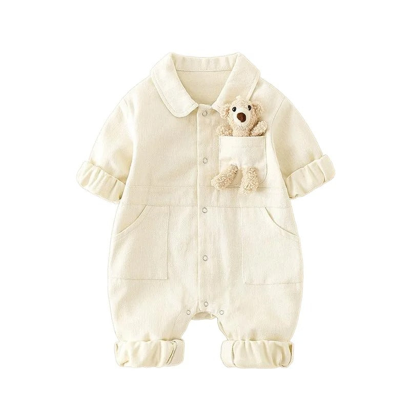 Denim baby jumpsuit med björnficka – söt unisex sparkdräkt i bomull för nyfödda och småbarn